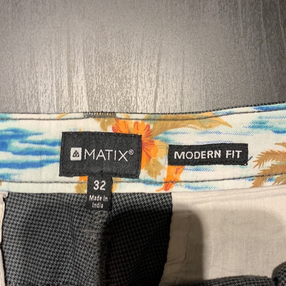 Shorts - Picture 3 of 4